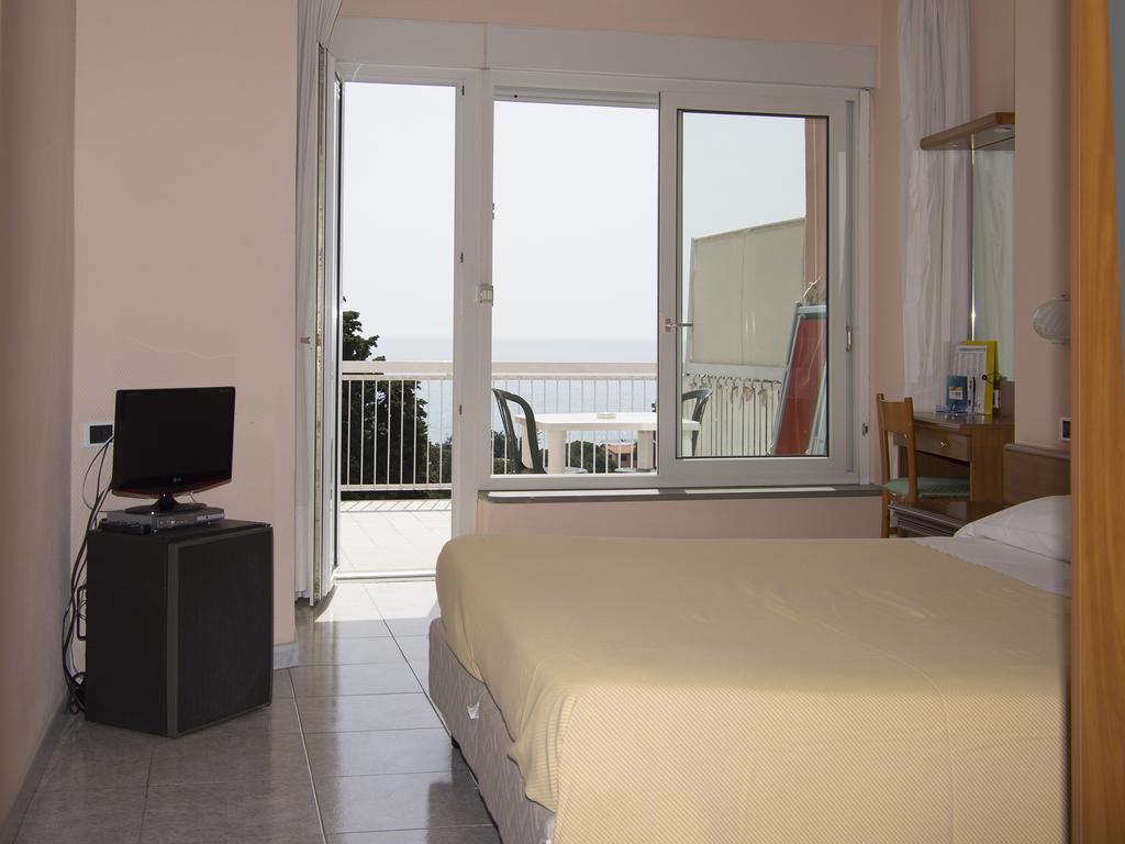 לריצ'י Hotel Cristallo מראה חיצוני תמונה