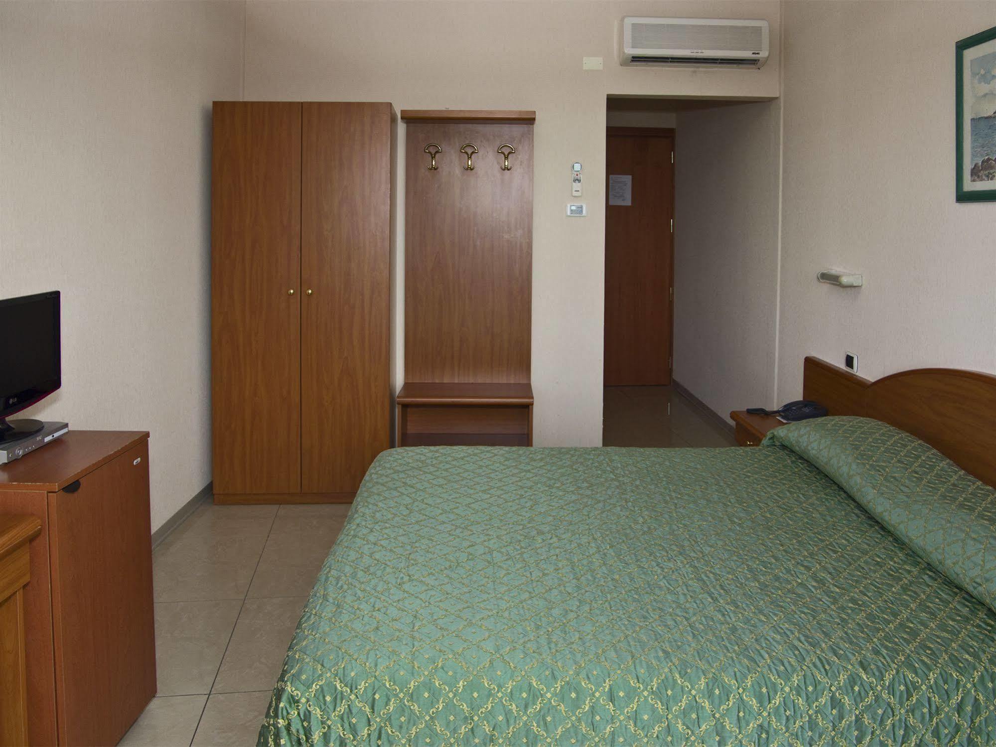 לריצ'י Hotel Cristallo מראה חיצוני תמונה