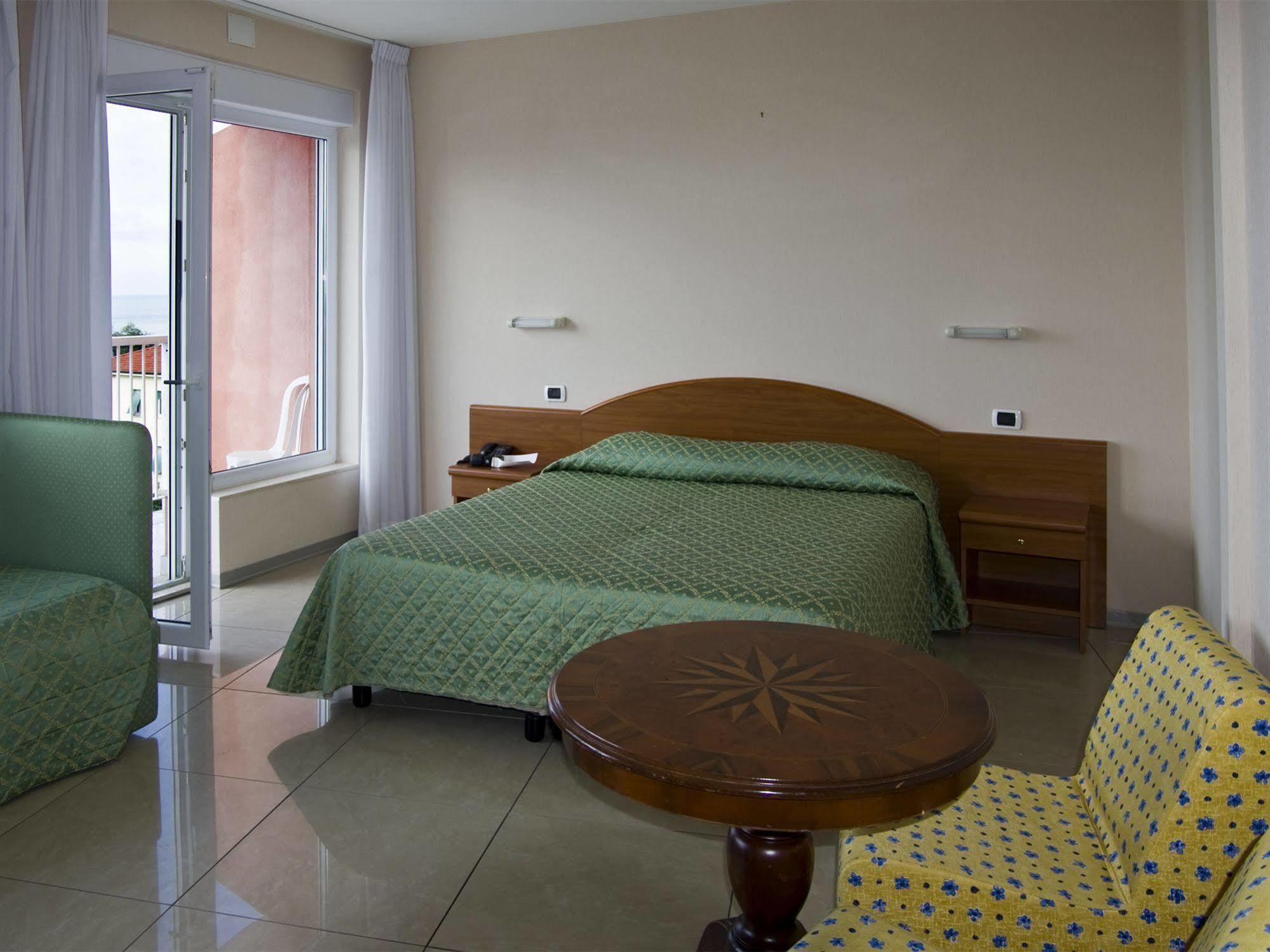 לריצ'י Hotel Cristallo מראה חיצוני תמונה