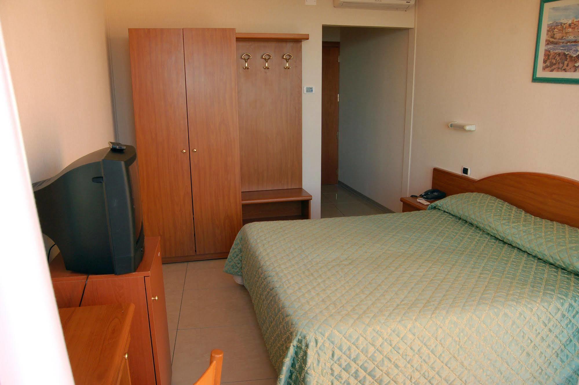 לריצ'י Hotel Cristallo מראה חיצוני תמונה