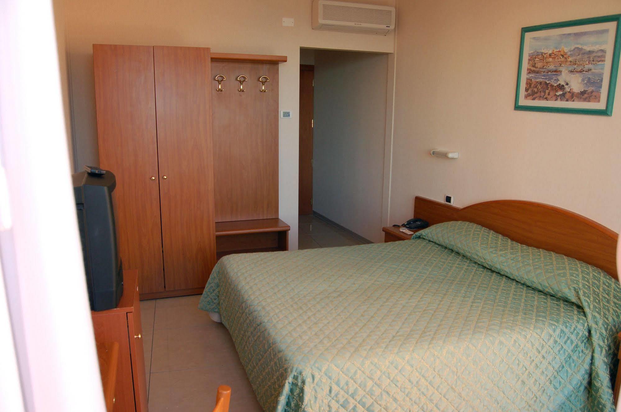 לריצ'י Hotel Cristallo מראה חיצוני תמונה